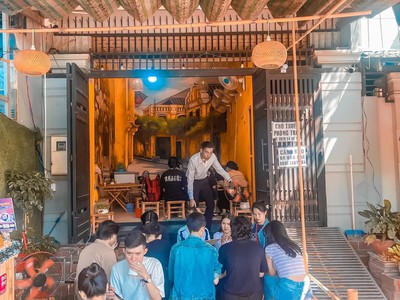 Sang quán bún đậu ngay cổng trước đh văn lang 0