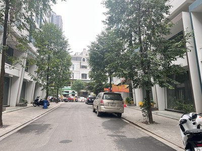 Thang máy vỉa hè hai ô tô tránh, ngõ thông rất gần sang roman, kinh doanh đẳng cấp, nhà đẹp nội 0