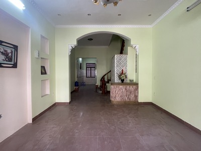 Cho thuê nhà Văn Cao, có sân cổng , vị trí dễ tìm 1