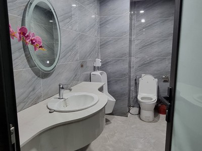 Cho thuê tòa nhà 220m2 8 tầng thông sàn ở Nguyễn Hoàng-Nam Từ Liêm 3