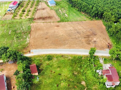 Gia đình chuyển nhà ra Hà Nội ở nên cần bán lại lô đất thổ cư 550m2, dân cư đông đúc, sổ hồng riêng 5