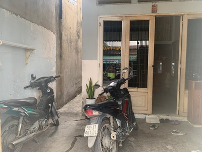 Cần bán gấp cân nhà mt đường 385 ngay trước cổng trường đại học tài chính marketing 1