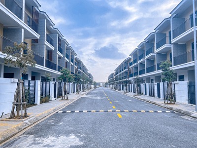 Gía sốc 3,5 tỷ - trước 4,3 tỷ nhà 3 tầng ngay cổng, trục thông ngay cạnh cầu Nguyễn Trãi 2