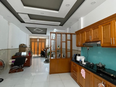 Cho thuê nhà 932 cách mạng thansg8, hẻm xe hơi, 4 phòng chỉ 17 triệu 0