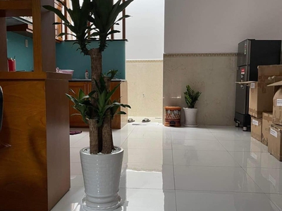 Cho thuê nhà 932 cách mạng thansg8, hẻm xe hơi, 4 phòng chỉ 17 triệu 2