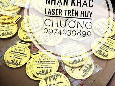 Khắc laser huy chương, khắc chữ trên huy chương giải giá rẻ 1