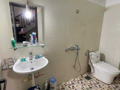 Chính chủ cần cho thuê nhà 5 tầng yên kiện - ngọc hồi, 80m2, giá 10 triệu, làm văn phòng, kinh 4
