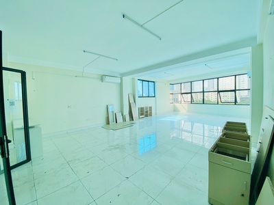 Cho thuê mặt phố Hoàng quốc việt 5,5 tầng mới, vỉ hè rộng, SPA, Showroom, tóc 2