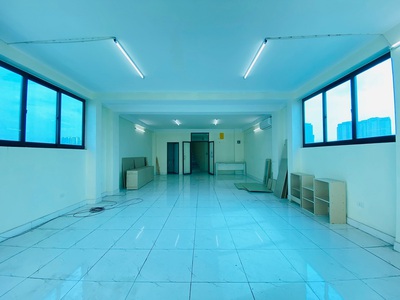 Cho thuê mặt phố Hoàng quốc việt 5,5 tầng mới, vỉ hè rộng, SPA, Showroom, tóc 3