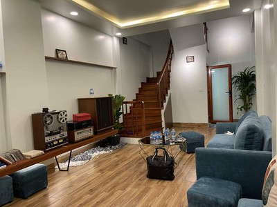 Bán gấp nhà đường âu cơ 5 tầng 49m2 ô tô cách 10m, tặng nội thất xịn 5 tỷ hơn 2