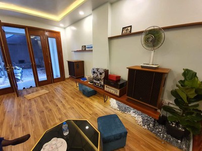 Bán gấp nhà đường âu cơ 5 tầng 49m2 ô tô cách 10m, tặng nội thất xịn 5 tỷ hơn 3