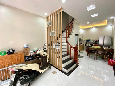 Gấp   Bán Nhà Phố Nguyễn Văn Cừ, Bồ Đề, 35m2, 5 Tầng, Phân Lô, Ô Tô, Nhỉnh 4 Tỷ 0