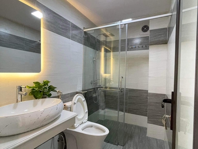 65m 6 tầng mặt tiền 9.5m phân lô ô tô đỗ cửa phố hoàng quốc việt cầu giấy. chủ ngợp ngân hàng nên 2