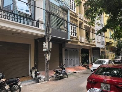 55m 6 tầng mặt tiền 4m mặt phố trần quốc hoàn trung tâm quận cầu giấy. vỉa hè rộng kinh doanh bất 0