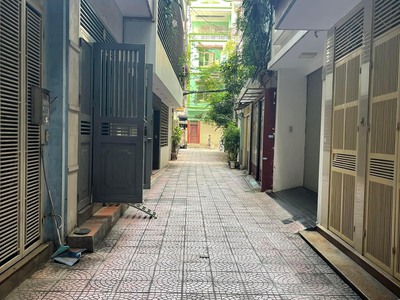 Bán nhà cấp 4 ngõ hòa bình quận hai bà trưng dt: 36m mt: 4m nhà hướng nam, ngõ thông 0