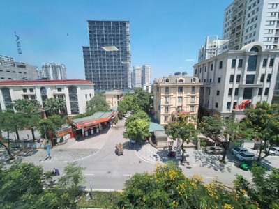 Cho thuê VP mặt phố Lạc long quân 110m2 thông sàn, vuông vuông vắn 2