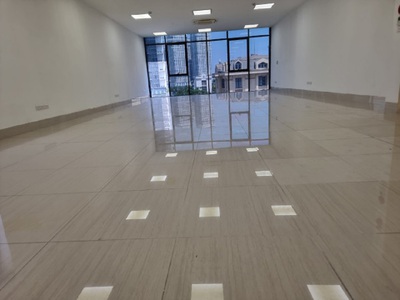 Cho thuê VP mặt phố Lạc long quân 110m2 thông sàn, vuông vuông vắn 3