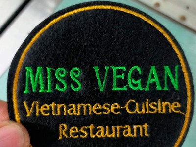 Tên sản phẩm , Đế Lót Ly Vải Nỉ , thêu theo yêu cầu . 0