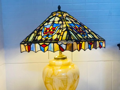 Đèn bàn tiffany hoa sen chân bình váng dầu 2