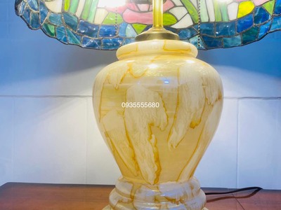 Đèn bàn tiffany hoa sen chân bình váng dầu 3