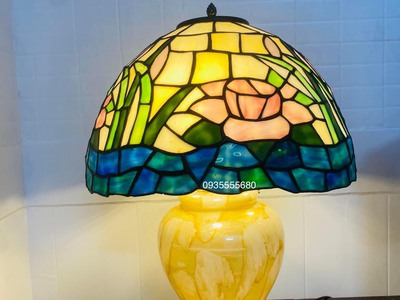 Đèn bàn tiffany hoa sen chân bình váng dầu 4