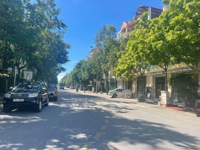 E có Lô đất 3 mặt đường: 1 mặt nằm trên trục đường Hồng Châu, một mặt nằm trên trục đường Hải Đông 1