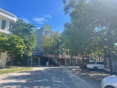 E có Lô đất 3 mặt đường: 1 mặt nằm trên trục đường Hồng Châu, một mặt nằm trên trục đường Hải Đông 3