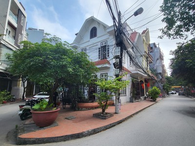 Bán nhà 3 tầng lô góc 92m2 phố Tô Vũ, Văn Cao phù hợp kinh doanh buôn bán 2