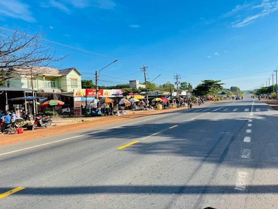 Lô đất chính chủ cần bán gấp do kẹt tiền giá 345tr sổ sẵn hơn 1000m2 sát bên kcn phú hào mặt tiền đư 0