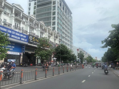 Bán biệt thự sân vườn ngang 12m dương quảng hàm 250m2 2 tầng mái thái gần emart 26.5 tỷ. 0