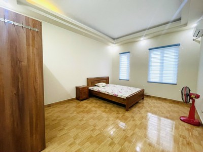 Cho thuê nhà Văn Cao giá chỉ 16 triệu đồng , oto 7 chỗ đỗ cửa 5