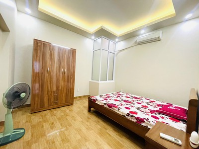 Cho thuê nhà Văn Cao giá chỉ 16 triệu đồng , oto 7 chỗ đỗ cửa 9