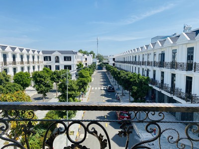 Nhà MT 1 trệt 2 lầu,Sổ sẵn,đã hoàn công,sang tên ngay,giá chỉ 4ty8 0