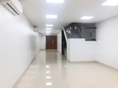 Cho thuê nhà 5 tầng mặt đường Nguyễn Tất Thành, Vĩnh yên, Vĩnh Phúc. Gía 25 triệu 2