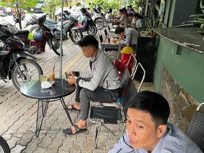 Mình chính chủ cần sang quán coffe-góc phố. góc 2 mặt tiền: 1 mặt vỉa hè dài 20m. 1 mặt dài 6m. 4
