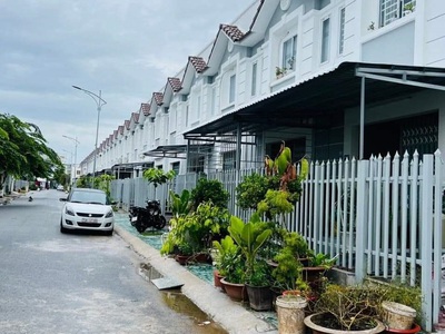 Bán nhà mặt phố 1 trệt 1 lầu phường 4, tp trà vinh  gần kdl huỳnh kha 2