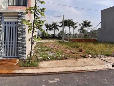 Cắt lỗ đất  bàu bàng  giá chỉ 550  triệu, 100m2 thổ cư 100 . sổ hồng riêng công chứng ngay. lh: 0
