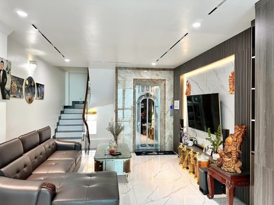 Bán căn nhà 6t phố hoàng quốc việt, 50m2, mt 4.2m tm, gần phố, ô tô tránh. giá 12.8 tỷ. 0