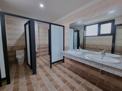 Bán rê  chủ bán gấp  tòa vp hoàng quốc việt 120m x9t, lô góc, mới tinh, ôtô tránh, giá 42 tỷ 2