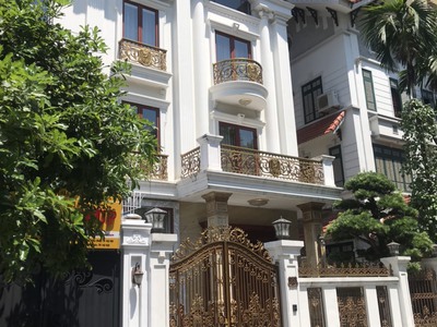 Bán biệt thự vimeco, big c trung hoà, cầu giấy. dt 135m x 4,5 tầng,mt 10m,có hầm,hoàn thiện. giá 0