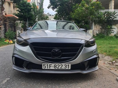 Xe Mazda 3 2.0 2015 để lại 1 đóng đồ chơi theo xe. 2