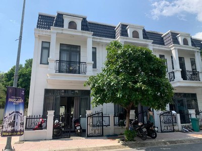 Bán nhà xây sẵn, sổ sẵn, giá rẻ nhất khu vực, nằm ngay mặt tiền đường Tân Phước Khánh 32, Tân Uyên. 0