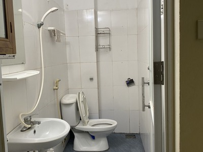 Phòng đủ đồ wc khép kín sạch sẽ ở 225 Quan Hoa Cầu Giấy 3tr6/th 5