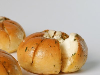 2 tiệm bánh mì bơ tỏi ngon ở Huế 0