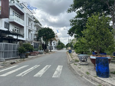 Chủ đất bán gấp lô 300m2, ngay khu dân cư đông, gần chợ, siêu thị, trường học, KCN 1