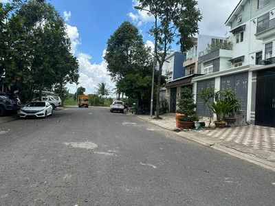 Chủ đất bán gấp lô 300m2, ngay khu dân cư đông, gần chợ, siêu thị, trường học, KCN 3