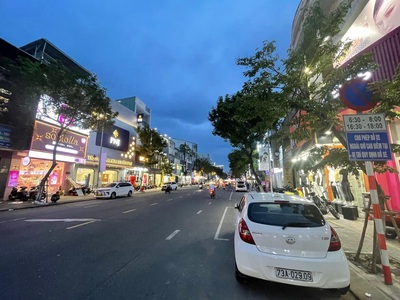 Cho thuê nhà mặt tiền đường lê duẩn trung tâm tp đà nẵng thuận tiện cho việc kinh doanh buôn bán. 0