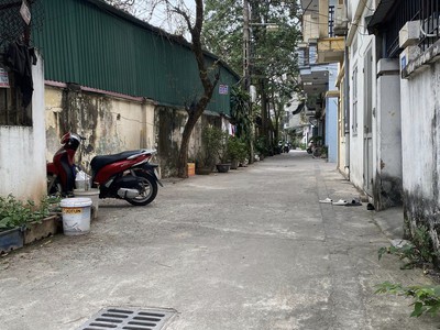 Quá hiếm     bán nhà c4 ngọc thuỵ gần khai sơn, hồ ao lão. 54m đường oto tải vào nhà giá chỉ 2,x tỷ 1