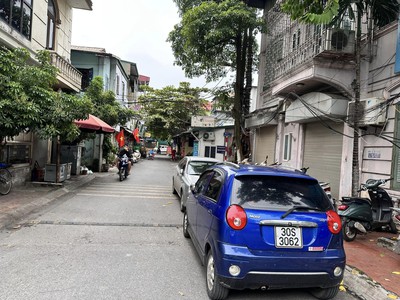 Quá hiếm     bán nhà c4 ngọc thuỵ gần khai sơn, hồ ao lão. 54m đường oto tải vào nhà giá chỉ 2,x tỷ 0