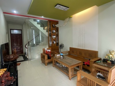 Chính chủ cho thuê CH 3 tầng số 39 mặt phố hoàng cầu 723